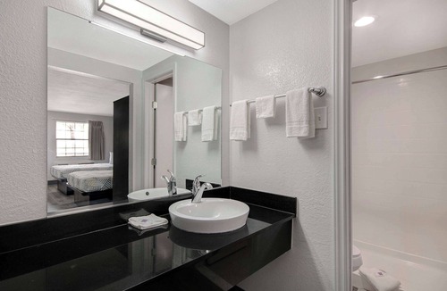 Medical Center District Hotel | Motel 6 San Antonio, TX - Northwest Medical Center