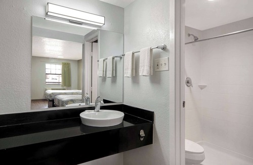 Medical Center District Hotel | Motel 6 San Antonio, TX - Northwest Medical Center