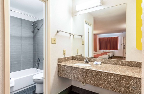 San Antonio Hotel | Motel 6 San Antonio, TX - South IH-10 East