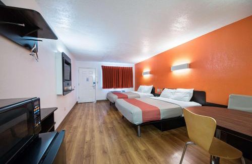 Vance Jackson Hotel | Motel 6-San Antonio, TX - Fiesta Trails