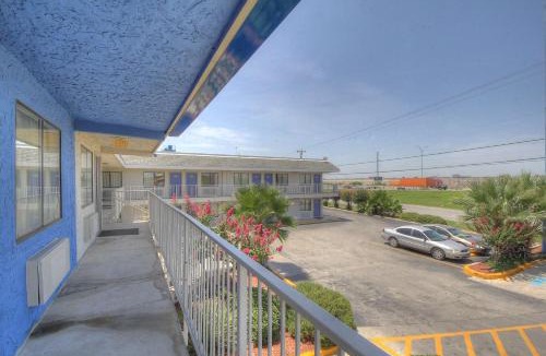 North San Antonio - SAT Hotel | Motel 6-San Antonio, TX - Fort Sam Houston