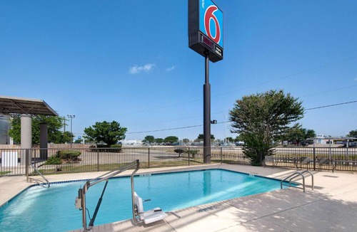 Southside Hotel | Motel 6-San Antonio, TX - South