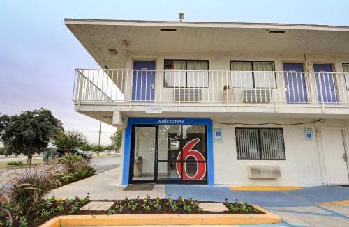 San Marcos Hotel | Motel 6-San Marcos, TX