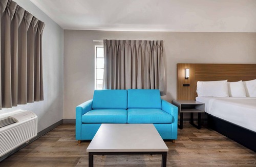 Lyon Street Hotel | Motel 6 Santa Ana, CA