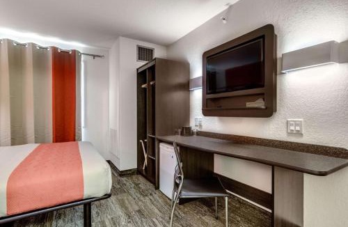 North Industrial Hotel | Motel 6-Saskatoon, SK