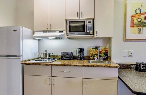 North Industrial Hotel | Motel 6 Saskatoon, SK