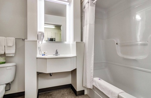 North Industrial Hotel | Motel 6 Saskatoon, SK