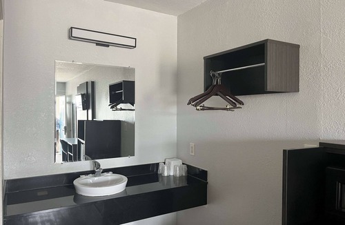 Seguin Hotel | Motel 6 Seguin, TX