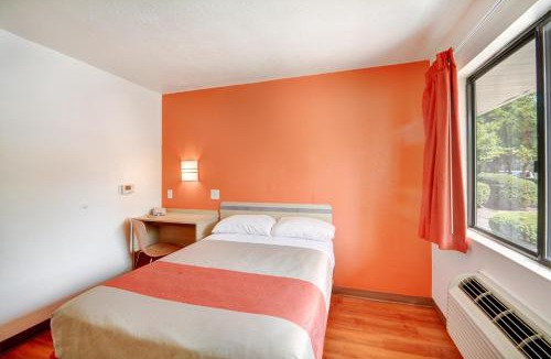 Southington Hotel | Motel 6-Southington, CT - Hartford