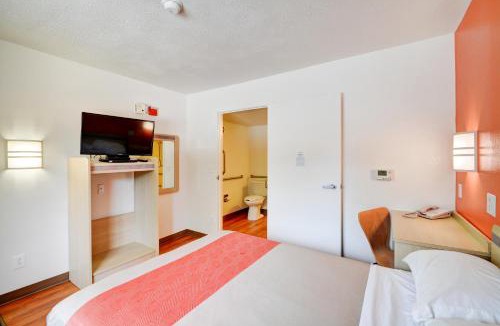 Southington Hotel | Motel 6-Southington, CT - Hartford