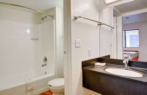 Southington Hotel | Motel 6 Southington, CT - Hartford