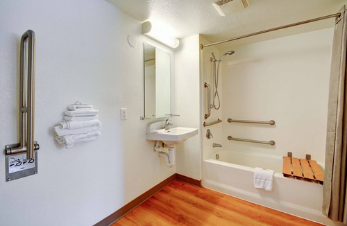 Southington Hotel | Motel 6 Southington, CT - Hartford