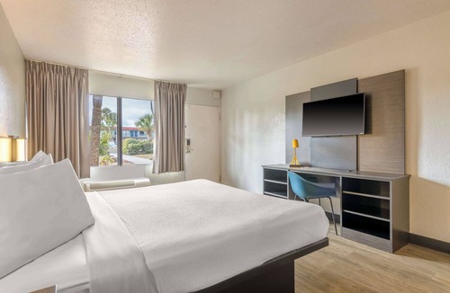 Weeki Wachee Hotel | Motel 6 Spring Hill, FL - Weeki Wachee
