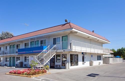 Stockton Hotel | Motel 6-Stockton, CA - Charter Way West