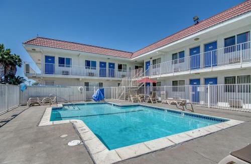 Stockton Hotel | Motel 6-Stockton, CA - Charter Way West