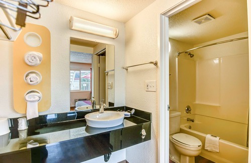 Stockton Hotel | Motel 6 Stockton, CA - Charter Way West