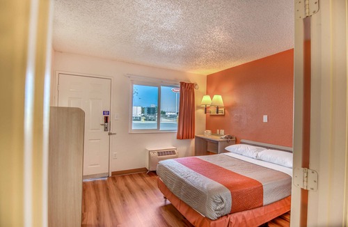 Stockton Hotel | Motel 6 Stockton, CA - Charter Way West