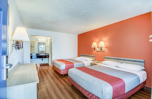 Stockton Hotel | Motel 6 Stockton, CA - Charter Way West