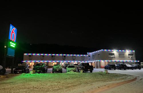 Sudbury Hotel | Motel 6-Sudbury, ON