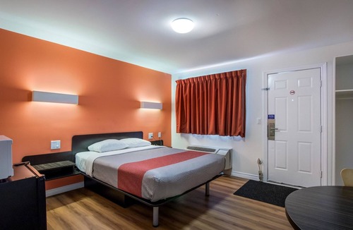 Sudbury Hotel | Motel 6 Sudbury, ON