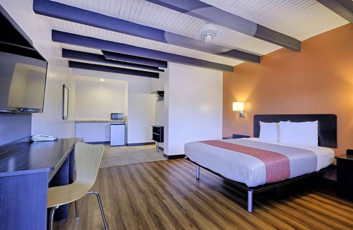 Sullivan Hotel | Motel 6 Sullivan, MO