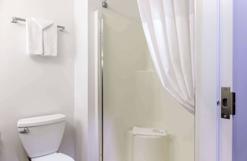 Swift Current Hotel | Motel 6 Swift Current, SK