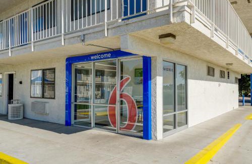Dupont Hotel | Motel 6 Thornton