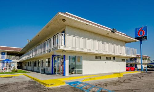 Dupont Hotel | Motel 6 Thornton