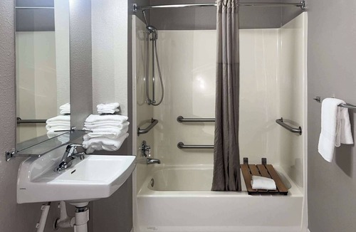 Tulare Hotel | Motel 6 Tulare, CA