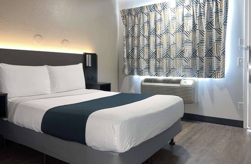 Tulare Hotel | Motel 6 Tulare, CA