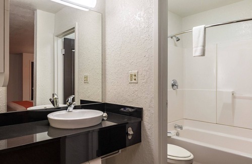 Uvalde Hotel | Motel 6 Uvalde, TX
