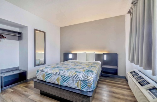 Villa Park Hotel | Motel 6 Villa Park, IL - Chicago West