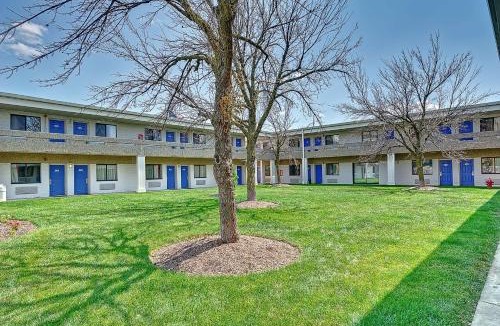 Villa Park Hotel | Motel 6-Villa Park, IL - Chicago West