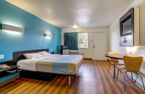 Lacy-Lakeview Hotel | Motel 6 Waco, TX - Lacy Lakeview