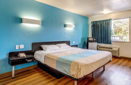 Lacy-Lakeview Hotel | Motel 6 Waco, TX - Lacy Lakeview