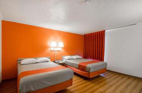 Waukegan Hotel | Motel 6-Waukegan, IL