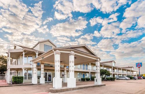 Waxahachie Hotel | Motel 6-Waxahachie, TX