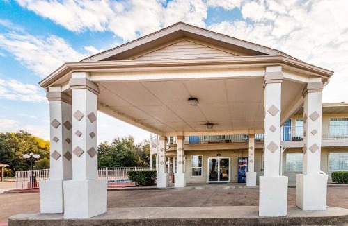 Waxahachie Hotel | Motel 6-Waxahachie, TX