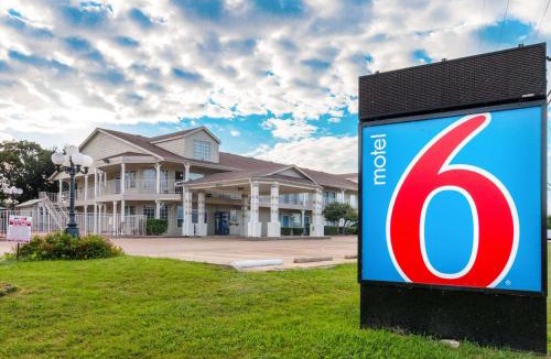 Waxahachie Hotel | Motel 6-Waxahachie, TX