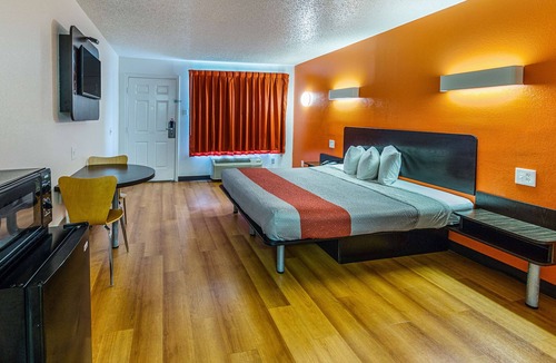 Waxahachie Hotel | Motel 6 Waxahachie, TX
