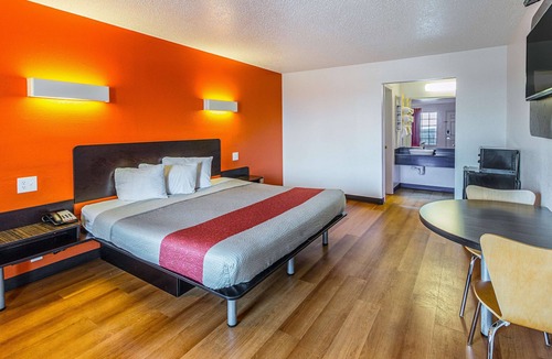 Waxahachie Hotel | Motel 6 Waxahachie, TX