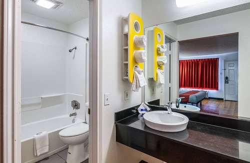 Waxahachie Hotel | Motel 6 Waxahachie, TX