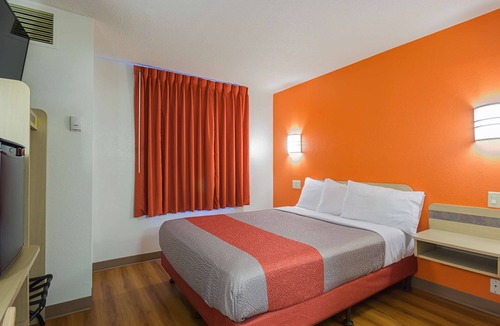 Whitby Hotel | Motel 6 Whitby, ON - Toronto East
