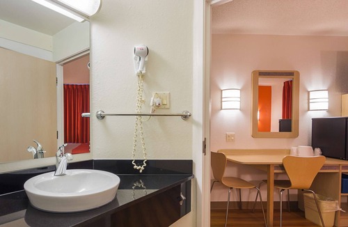 Whitby Hotel | Motel 6 Whitby, ON - Toronto East
