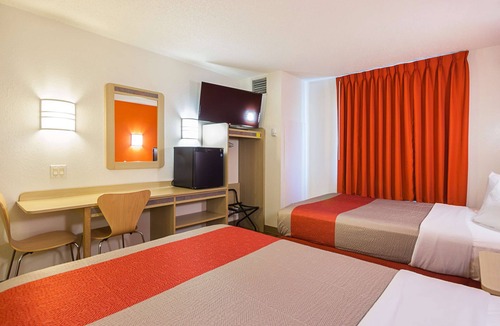 Whitby Hotel | Motel 6 Whitby, ON - Toronto East