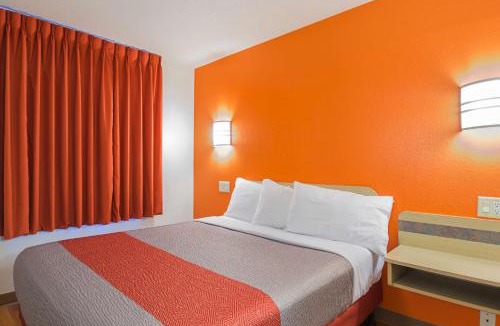 Whitby Hotel | Motel 6-Whitby, ON - Toronto East