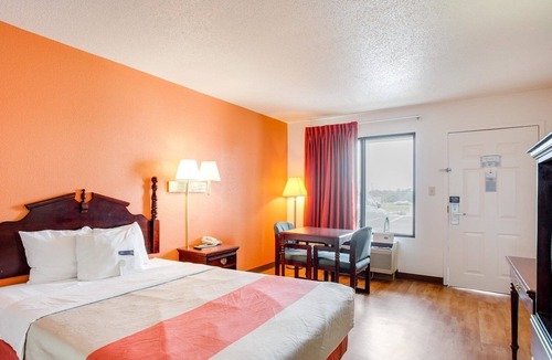 White House Hotel | Motel 6 White House, TN