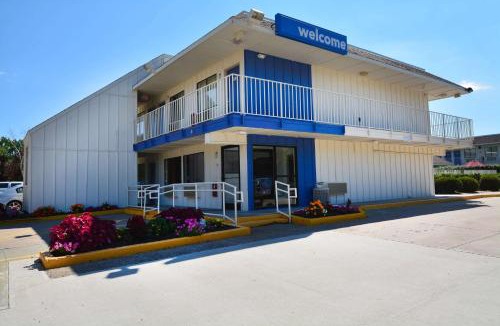 Windsor Locks Hotel | Motel 6-Windsor Locks, CT - Hartford
