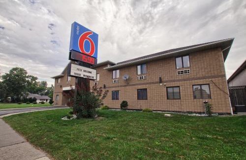 Windsor Hotel | Motel 6-Windsor, ON