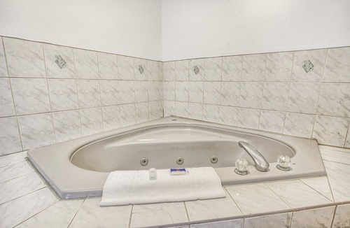 Windsor Hotel | Motel 6 Windsor, ON